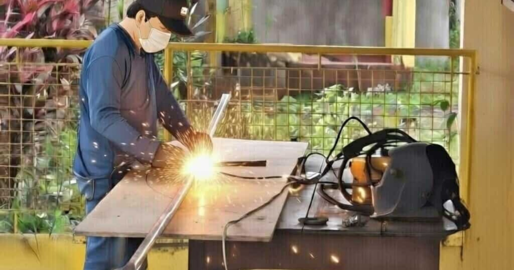 Nagwe-welding, nagkakarpintero sa school! Principal ng Magapit Elementary, pinupuri