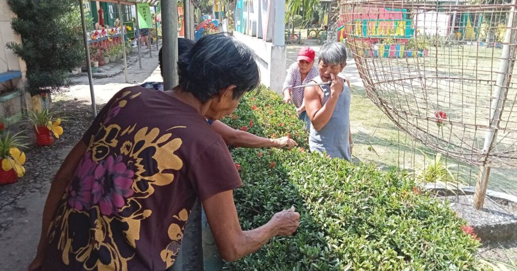 Barangay officials, nagsagawa ng grasscutting sa Pata ES + Handa na sa Search for Most Functional SPTA
