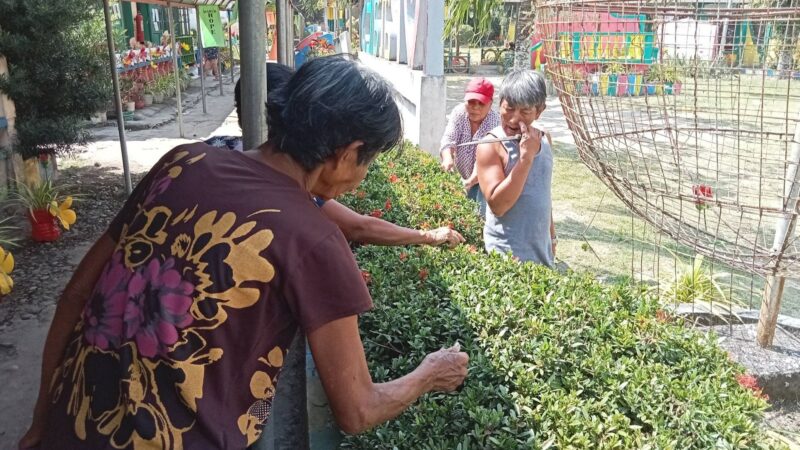 Barangay officials, nagsagawa ng grasscutting sa Pata ES + Handa na sa Search for Most Functional SPTA